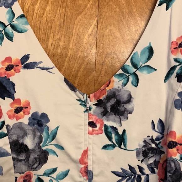 Torrid watercolor print v- neck peplum top, size 3X - Picture 3 of 4